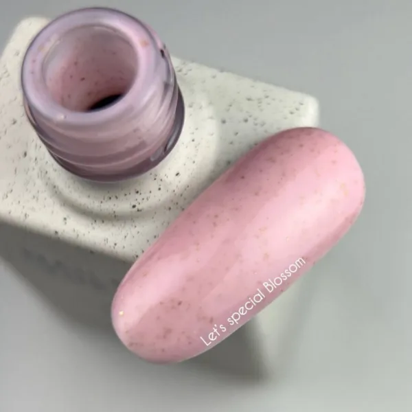 NAILSOFTHEDAY - Let's special gel polish spring 2025 - 207 Blossom, ніжно-рожевий із золотою поталлю гель–лак для нігтів, що перекриває в один шар, 10 мл - Image 2